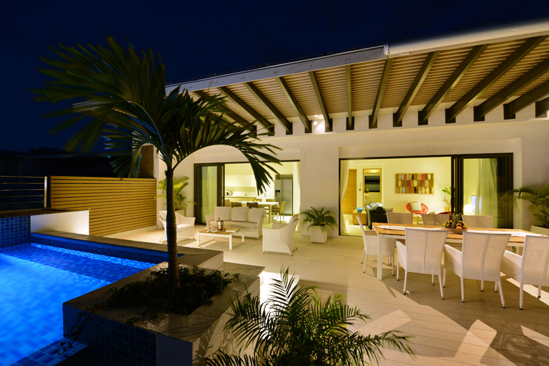 'Dip pool', terrasse et intérieur en soirée